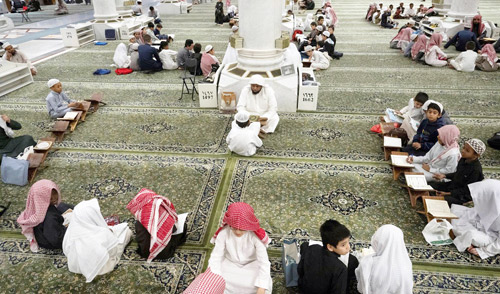 (8.000) طالب وطالبة يتمون حفظ القرآن الكريم في حلقات المسجد النبوي 