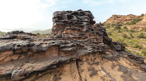 اكتشاف 20 صخرة تحمل نقوشًا أثرية في مشروع «قمم السودة» 