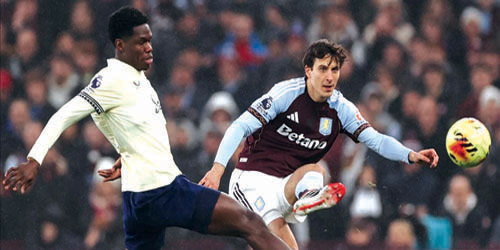 من لقاء إيفرتون وأستون