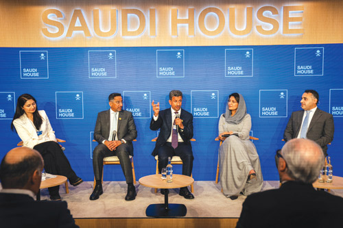 الجلسة الحوارية السعودية في دافوس بحضور عدد من الوزراء