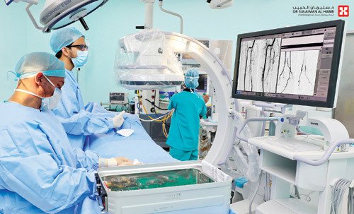 مصابة بقرحة قدم سكرية 