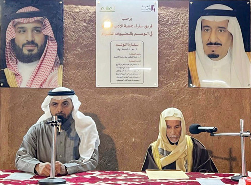  أ.د.عبدالعزيز الفيصل ملقيًا المحاضرة وبجانبه مدير الأمسية أ.د.عبدالعزيز الخراشي