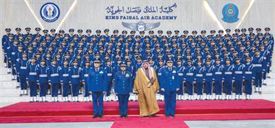 نائب وزير الدفاع يرعى حفل تخريج الدفعة 107 من طلبة كلية الملك فيصل الجوية 