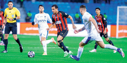 الهلال يتعثر أمام الرياض والقادسية ينتصر على النجمة 3-1 