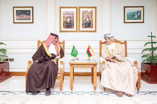 وزير الإعلام خلال لقائه نظيره العماني