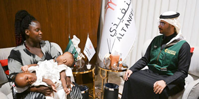 وصول التوأم الملتصق التنزاني (لايتيينس ولوفنس) إلى الرياض 