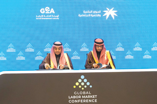  عبدالعزيز الحميد وحاتم البلاع خلال توقيع الاتفاقية