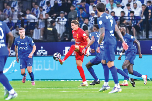 القادسية وجهاً لوجه أمام الهلال في أصعب اختبار والفتح يستضيف الاتحاد والحزم يهدد بزيادة أوجاع الشباب 