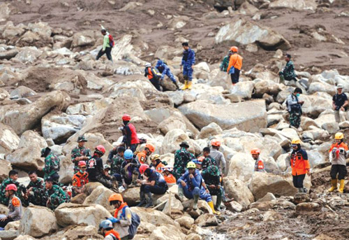 ارتفاع عدد قتلى انهيار أرضي في إندونيسيا إلى 49  