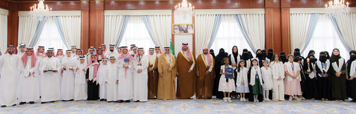 أمير المدينة المنورة يلتقي طلاب وطالبات تعليم المنطقة الفائزين بجوائز عالمية 