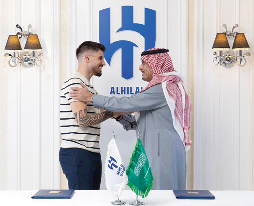 الأمير نواف بن سعد يحيي اللاعب بعد التجديد