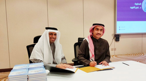  منصور الزغيبي وأحمد الذييب أثناء توقيع الاتفاقية