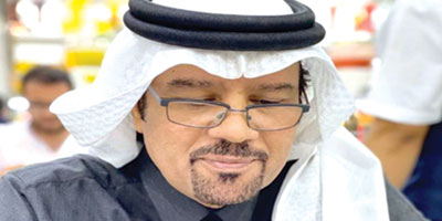 فنانٌ بلا نقد: حين يتحوّل الإعجاب إلى سقف 