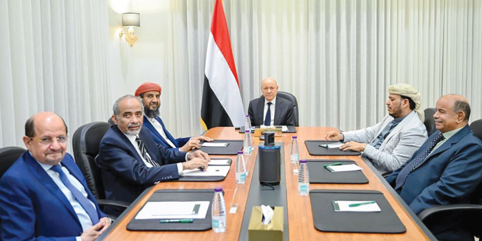 اجتماع مجلس القيادة ورئيس الوزراء خلال إقرار التشكيل الحكومي الجديد