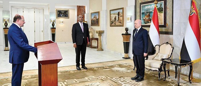 رئيس وأعضاء الحكومة يؤدون اليمين الدستورية أمام رئيس مجلس القيادة