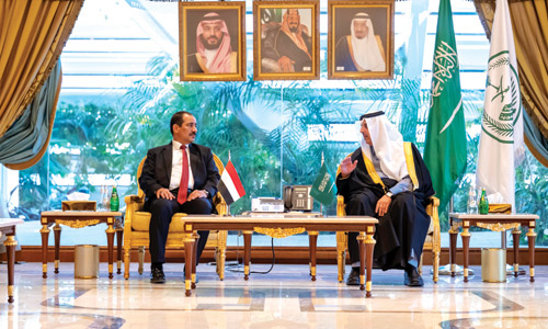 ابن عياف مستقبلاً وزير الداخلية اليمني