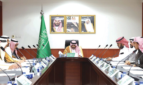  محافظ المجمعة خلال الاجتماع