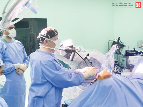 باستخدام تقنية الروبوت «Robotic surgery» 