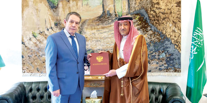 م. الخريجي يتسلم الرسالة من السفير الروسي