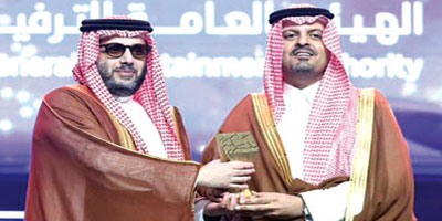 تكريم تركي آل الشيخ بجائزة مكة للتميز عن مشروع «على خطاه» 