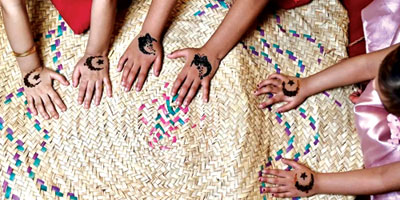 نقش الحناء في جازان.. عادة رمضانية تضفي البهجة على أول تجربة للصيام لدى الفتيات الصغيرات 