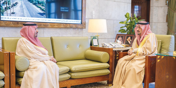 أمير منطقة الرياض مستقبلا المستشار بالديوان الملكي عساف أبوثنين