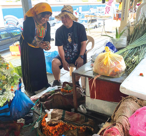  سياح يبدون إعجابهم بموروثنا الذاتي