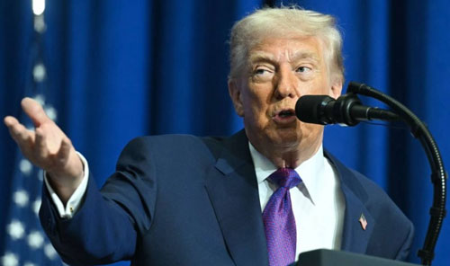 الرئيس الأمريكي يفرض رسومًا شاملة جديدة 