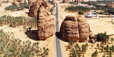 طرقات العُلا.. تناغم بصري يمتد بين الجبال وواحات النخيل 