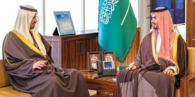 راكان بن سلمان خلال لقائه أمين الرياض.. يبحث الخدمات والمشروعات في الدرعية 