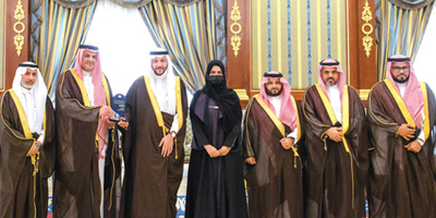 سعود بن نهار يطّلع على مبادرات وبرامج فرع «الموارد البشرية» بالمدينة المنورة 