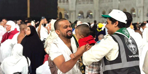 أطفال المعتمرين التائهين بين أيد أمينة لكشافة الحرم المكي 