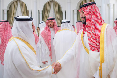  الكاتب مع سموه في استقباله لأهالي المدينة