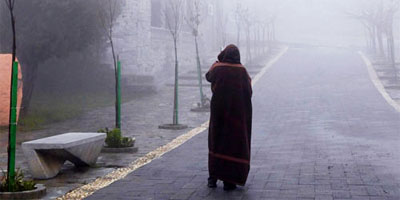 مرتفعات الباحة تكتسي بالضباب وتستقطب الزوار 