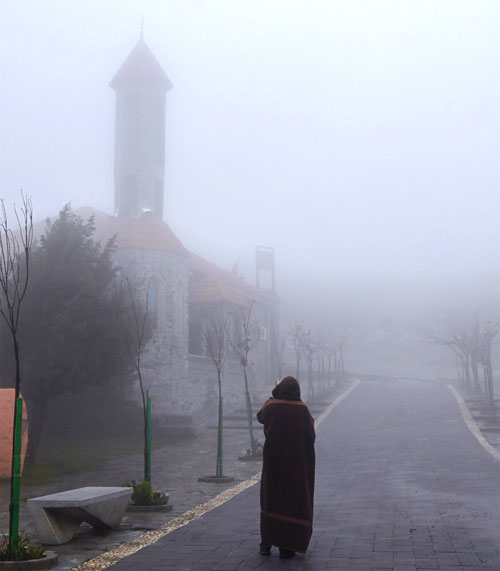 مرتفعات الباحة تكتسي بالضباب وتستقطب الزوار 