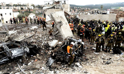 إصابة 6 أشخاص بعد سقوط شظايا صواريخ إيرانية وسط إسرائيل 