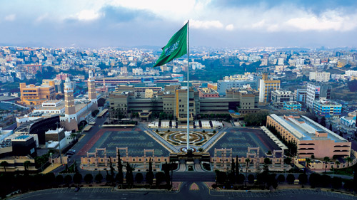 الميادين والشوارع تتزيّن بالأخضر احتفاءً بـ«يوم العلم» 