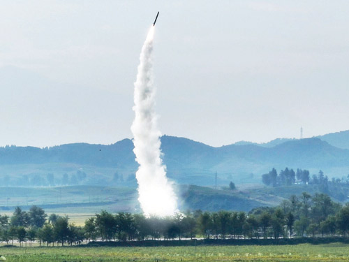 كوريا الشمالية تطلق نحو 10 صواريخ بالستية 
