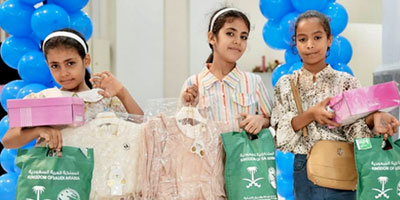 توزيع كسوة العيد والهدايا على الأطفال في المحافظات اليمنية 