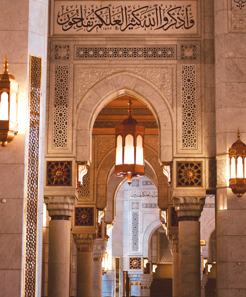 ثريات وقناديل المسجد الحرام.. تحف فنية تضيء أروقة البيت العتيق 