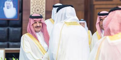 أمير المنطقة الشرقية يلتقي الأهالي المهنئين بالعيد 