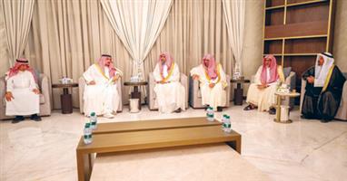 أمير منطقة الرياض يزور أبناء الشيخ عبدالعزيز آل الشيخ 