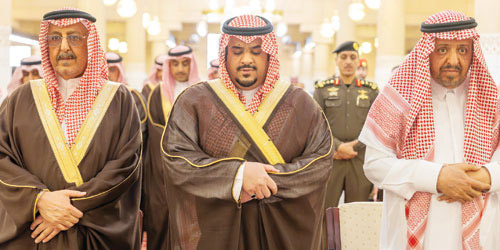 نائب أمير منطقة الرياض يؤدي صلاة الميت على الأمير محمد بن بندر بن محمد بن سعود الكبير 