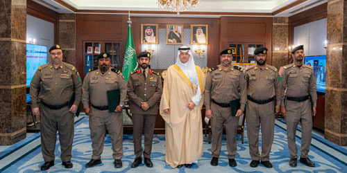 محافظ الأحساء يكرم عددا من رجال الأمن المتقاعدين بالمحافظة