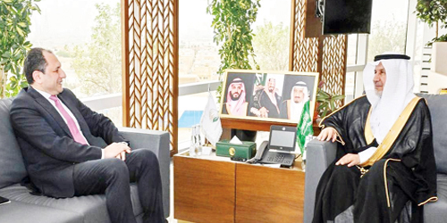 د. الربيعة يبحث مع السفير اللبناني الموضوعات الإنسانية والإغاثية