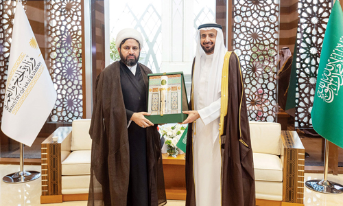 وزير الحج يلتقي ممثلي عدد من الدول وشركات العمرة المحلية والدولية