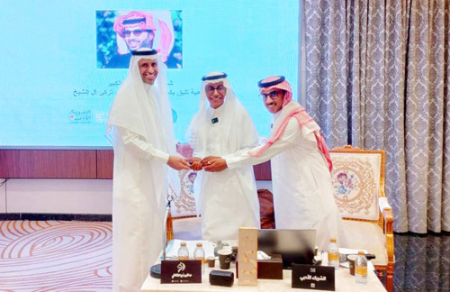  مؤسس صالون نبل أ.منصور الزغيبي مكرمًا الدعجاني