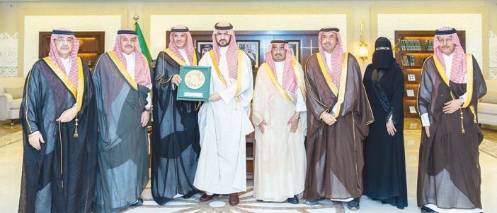 نائب أمير المنطقة الشرقية يطّلع على التقرير السنوي لجمعية أمناء