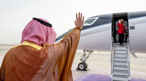 رئيسة وزراء إيطاليا تغادر جدة