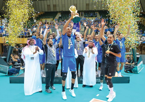 الأباتشي الزرقاء تواصل سيطرتها على أجواء اللعبة بـ«68» لقباً وتكمل ثلاثية الموسم.. 